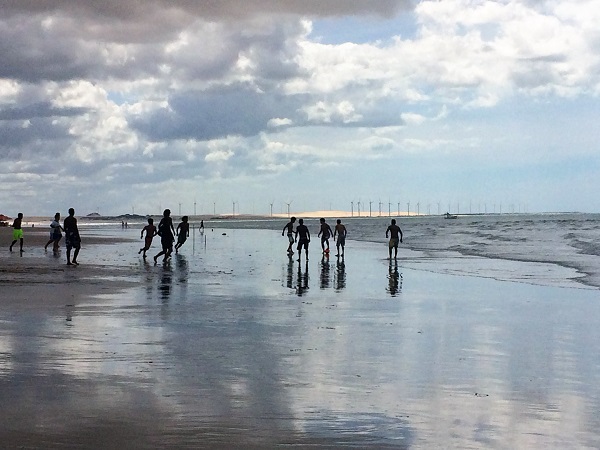 Match de foot sur la plage